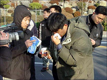 14일 오후 4시경 두산중공업 정문에서 청원경찰과 몸싸움 끝에 한 금속산업연맹 소속 조합원이 피를 흘리고 있는 모습. 